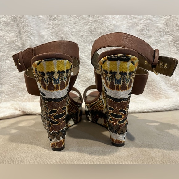 Stunning 9 West wedge sandals with gold detail! - Picture 5 of 14